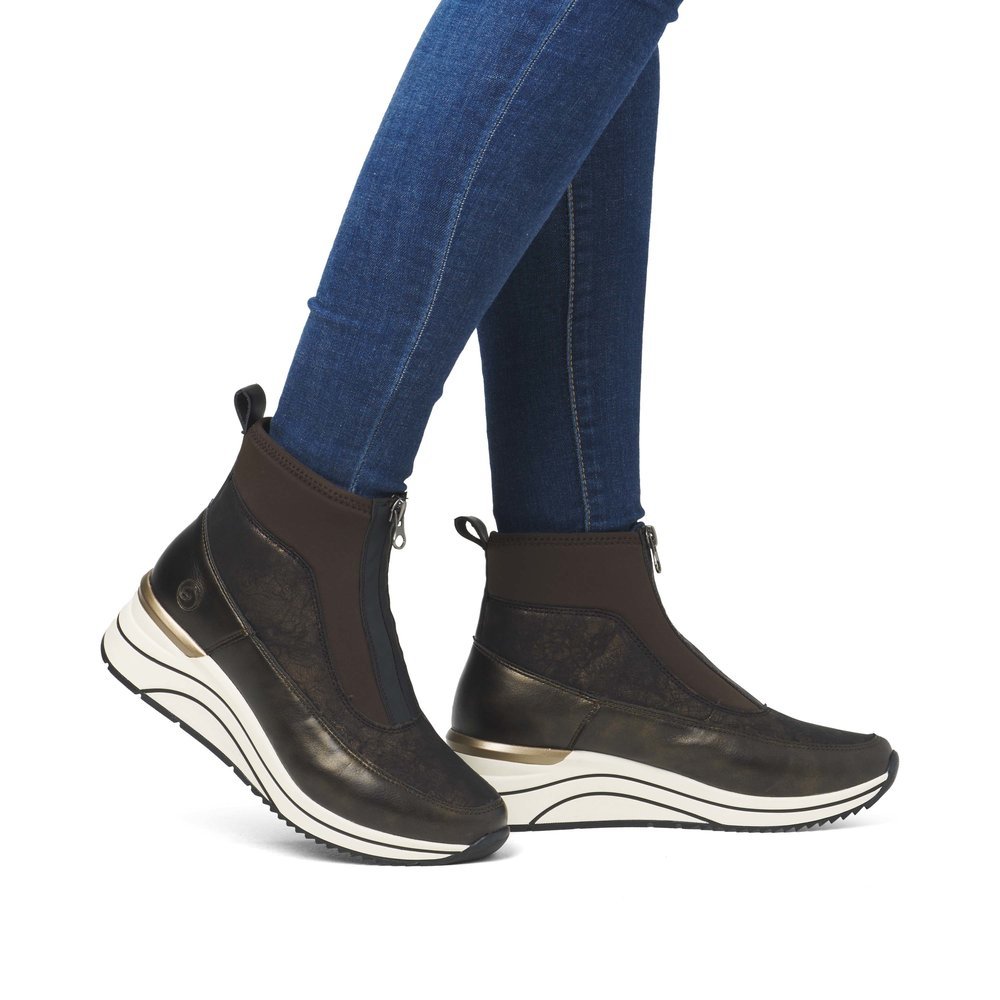 Mocha-coloured vegan remonte women´s ankle boots D0T71-25 with a zipper. Shoe on foot.