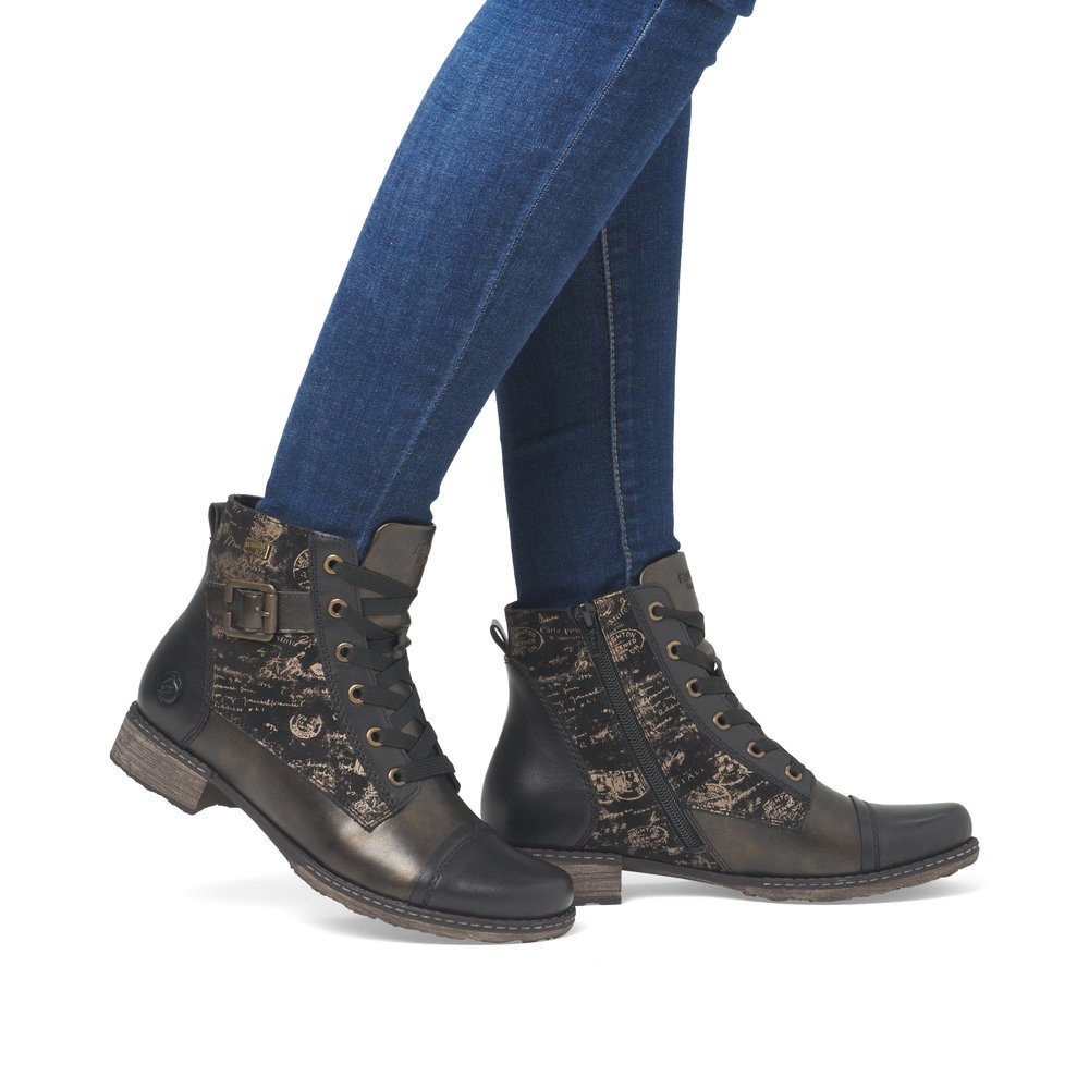 Braune remonte Damen Stiefeletten D4381-03 mit wasserabweisender TEX-Membran. Schuh am Fuß.