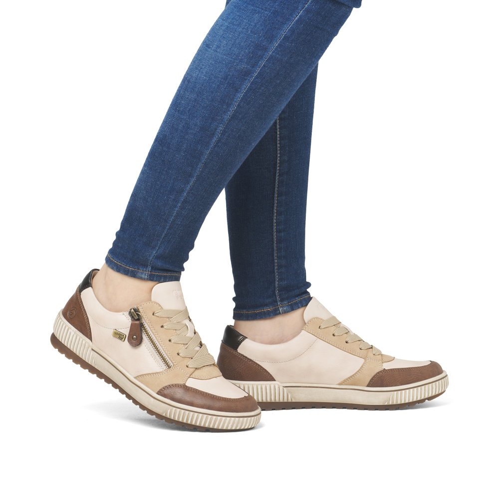 Light beige remonte women´s lace-up shoes D0701-60 with remonteTEX technology. Shoe on foot.