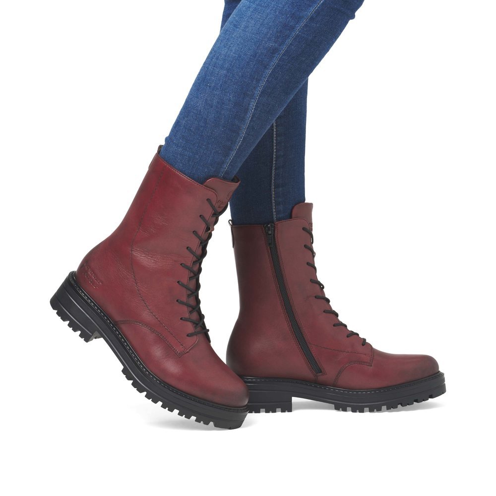 Red remonte women´s biker boots D2278-36 with a zipper as well as comfort width G. Shoe on foot.