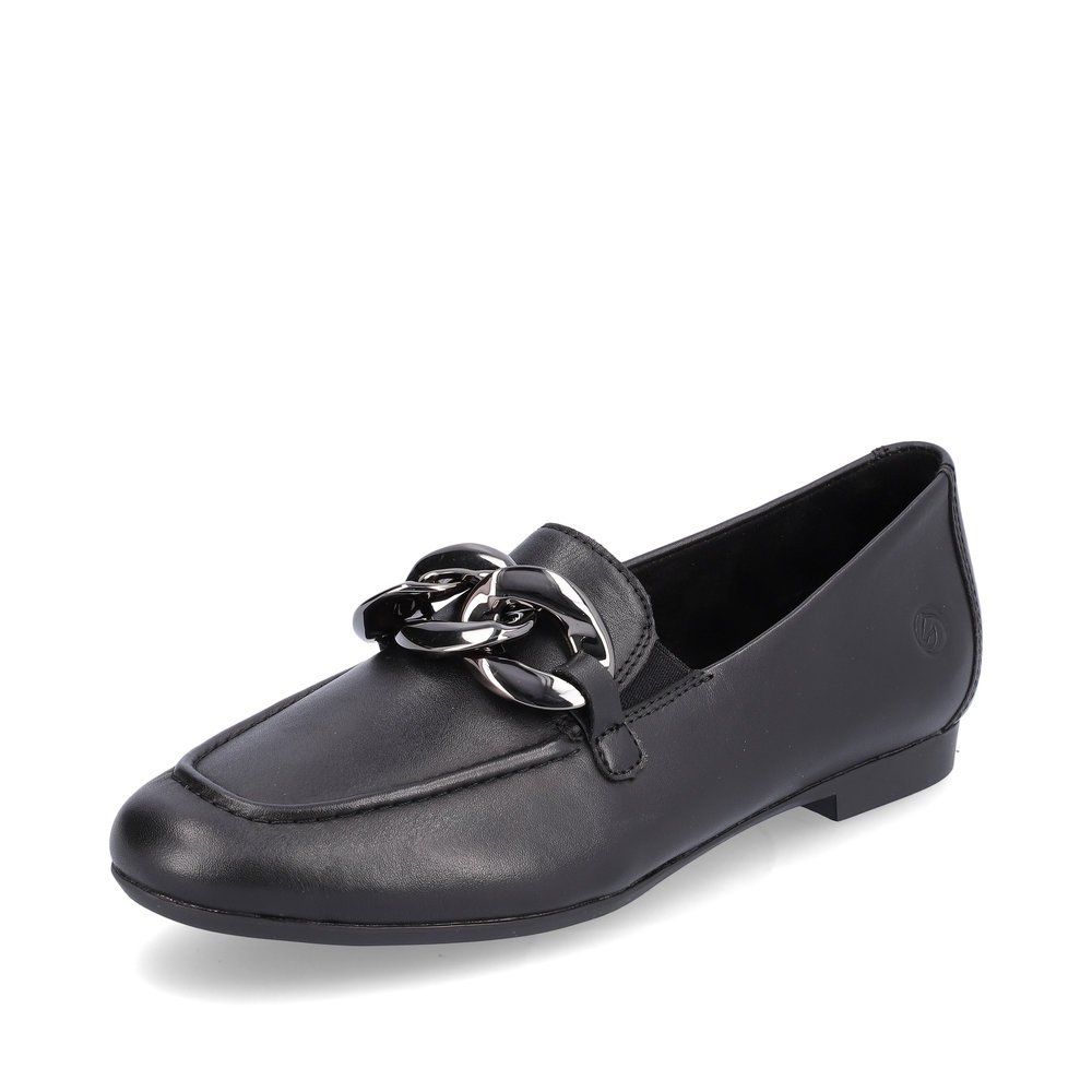 Schwarze remonte Damen Loafer D0K00-00 mit Elastikeinsatz sowie stylischer Kette. Schuh seitlich schräg.