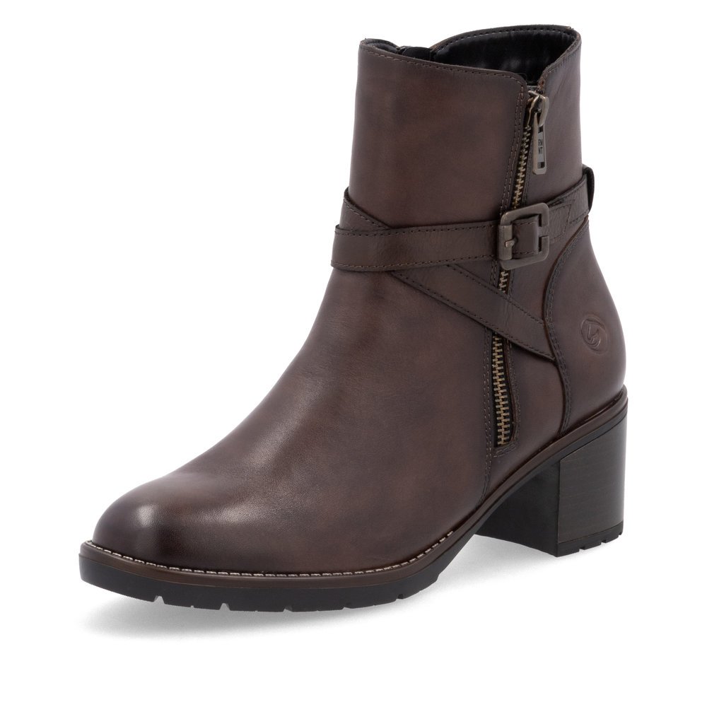 Brown remonte women´s ankle boots D2A72-25 with decorative buckle as well as zipper. Shoe laterally.