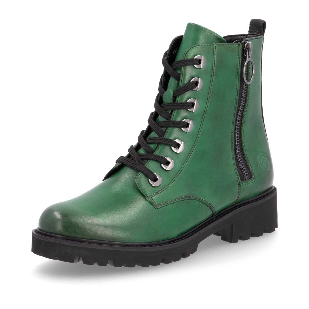 Grüne remonte Damen Biker Boots D8671-53 mit markanten Ösen sowie Reißverschluss. Schuh seitlich schräg.