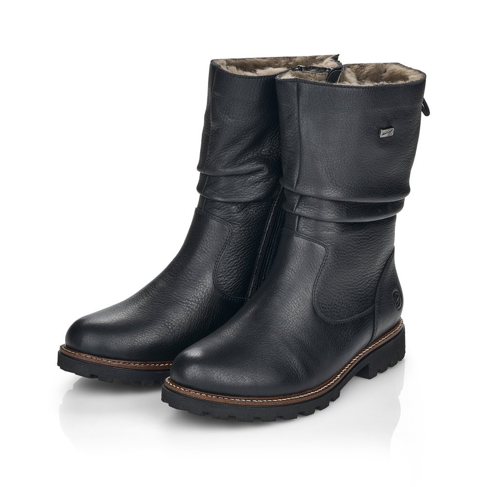 Schwarze remonte Damen Kurzstiefel D8477-01 mit wasserabweisender TEX-Membran. Schuhpaar seitlich schräg.