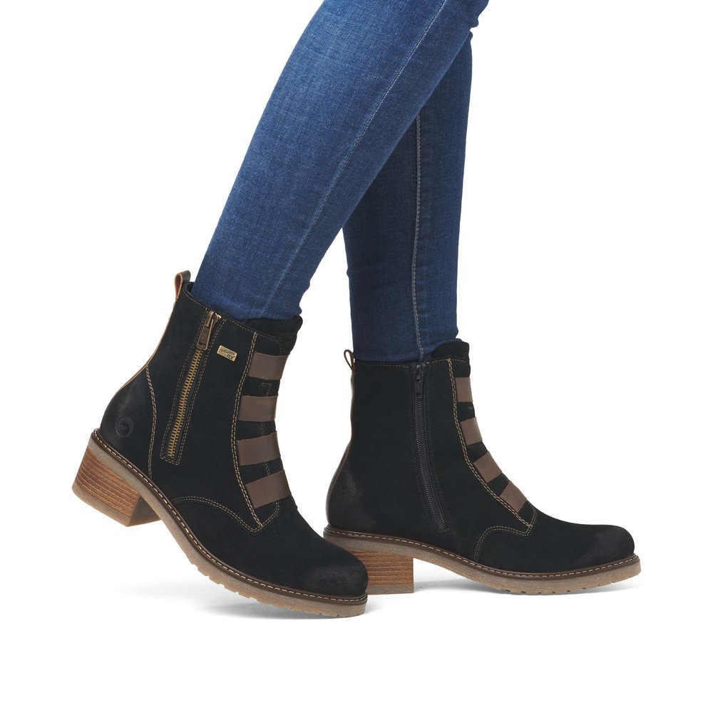 Urban black remonte women´s ankle boots D1A76-03 with remonteTEX technology. Shoe on foot.