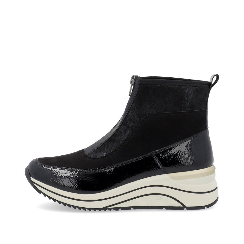 Night black vegan remonte women´s ankle boots D0T71-01 with a zipper. Outside of the shoe.