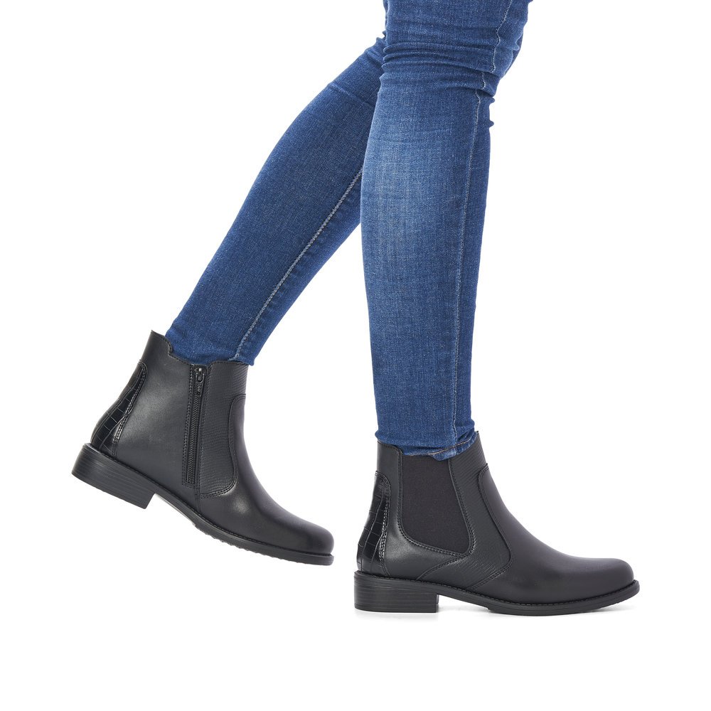 Black remonte women´s Chelsea boots D0F70-01 with zipper as well as a padded insole. Shoe on foot.