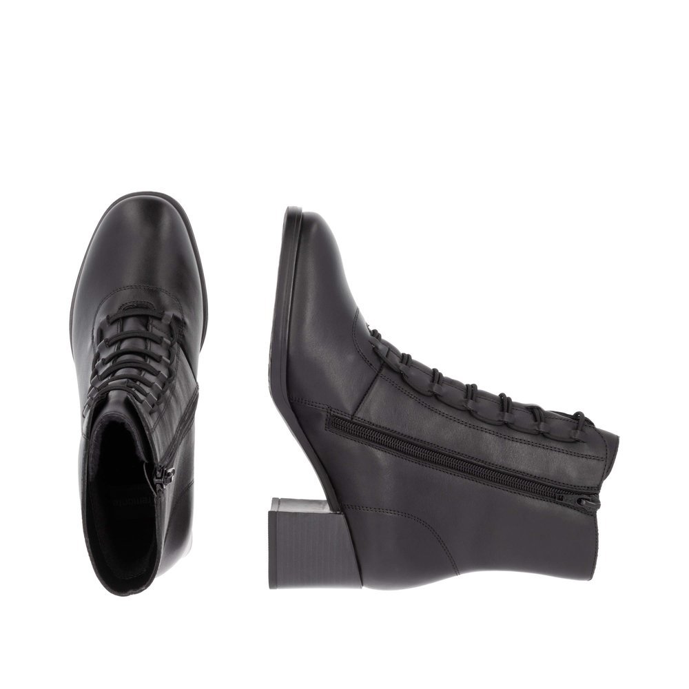 Black remonte women´s ankle boots D0V79-00 with zipper as well as removable insole. Shoe from the top, lying.