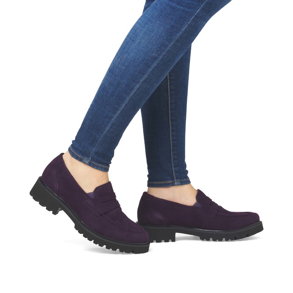 Aubergine-coloured remonte women´s loafers D8602-30 with an elastic band. Shoe on foot.