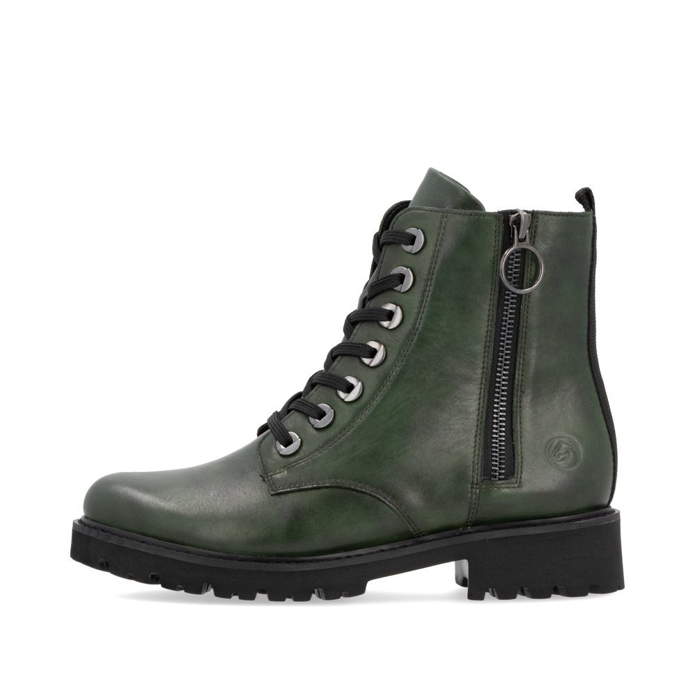 Grüne remonte Damen Biker Boots D8671-55 mit markanten Ösen sowie Reißverschluss. Schuh Außenseite.