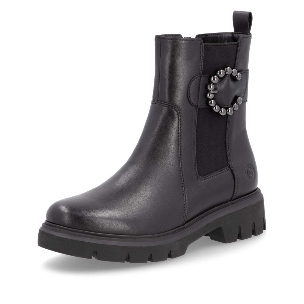 Jet black remonte women´s Chelsea boots D1W74-00 with a round decorative buckle. Shoe laterally.