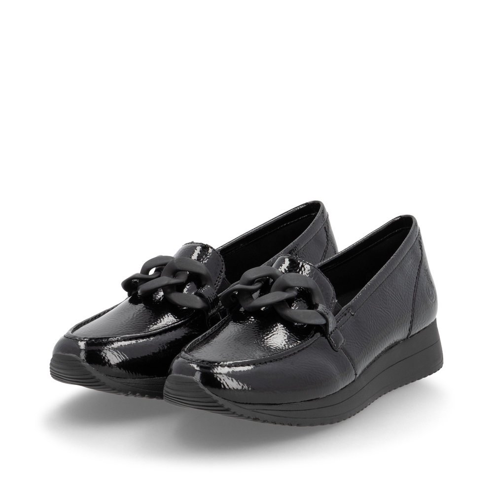 Glossy black remonte women´s loafers D0H10-00 with a chunky chain element. Shoes laterally.