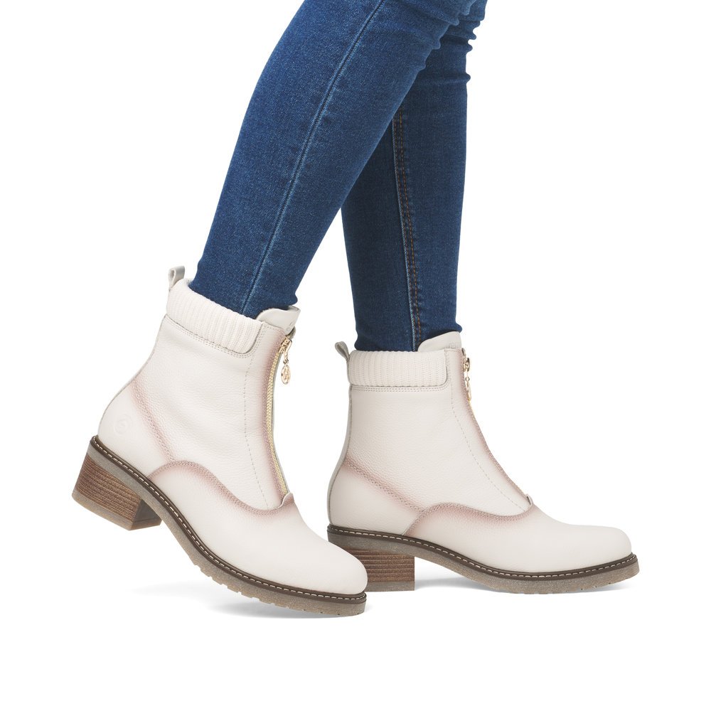 White remonte women´s ankle boots D1A80-80 with a zipper as well as a padded insole. Shoe on foot.