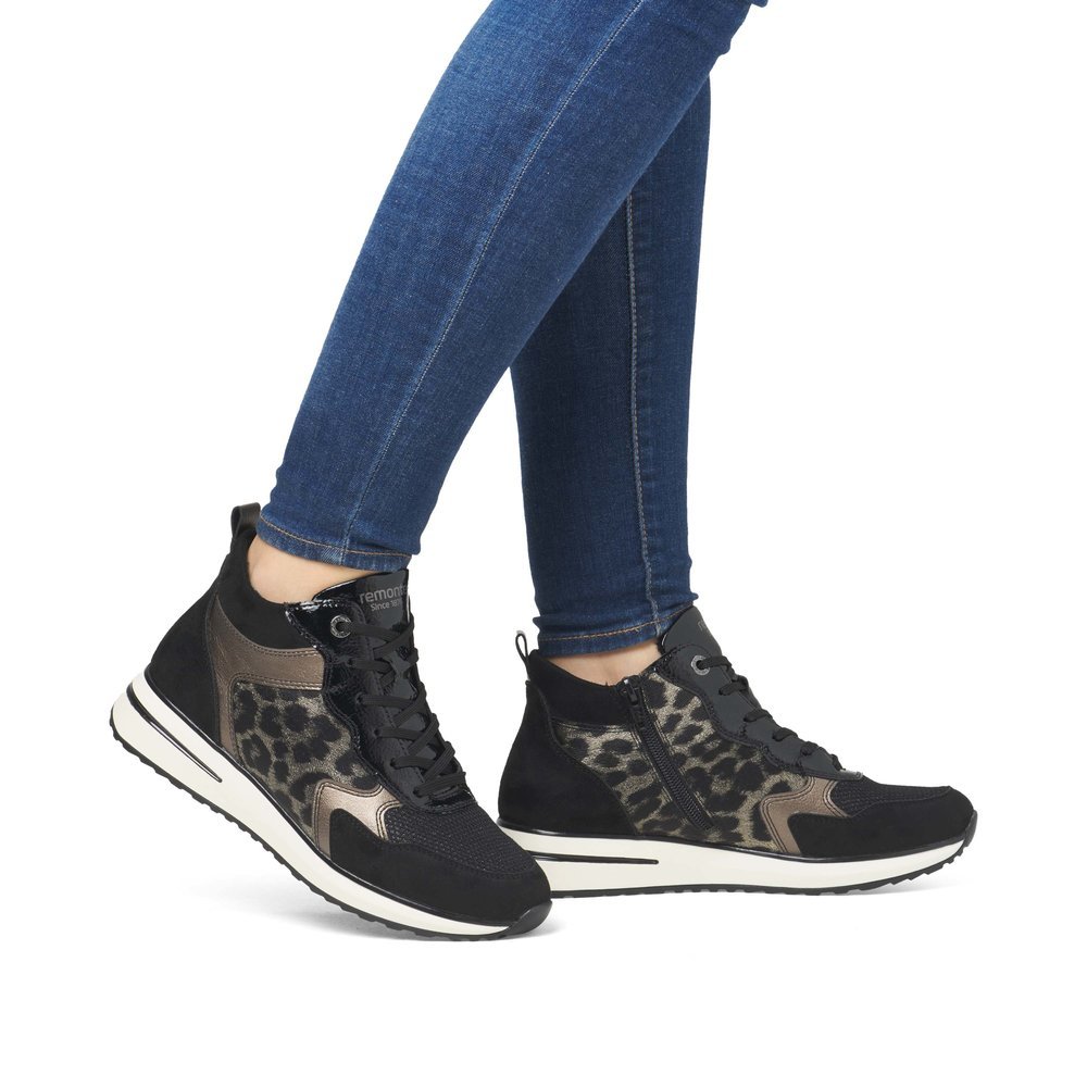 Baskets remonte noires pour femme D1G71-03 avec imprimé animal. Chaussure au pied.