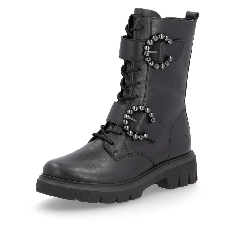 Tiefschwarze remonte Damen Biker Boots D1W70-00 mit runden Zierschnallen. Schuh seitlich schräg.