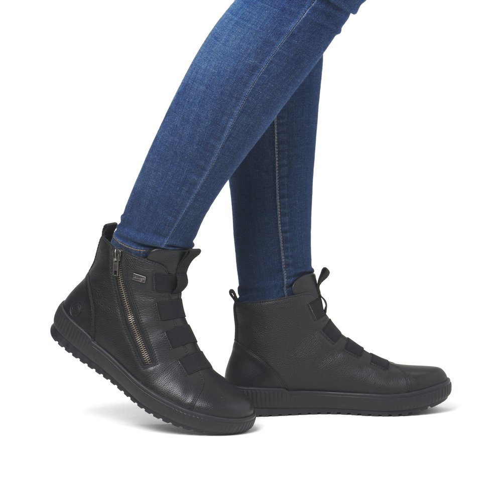 Night black remonte women´s ankle boots D0779-00 with remonteTEX technology. Shoe on foot.