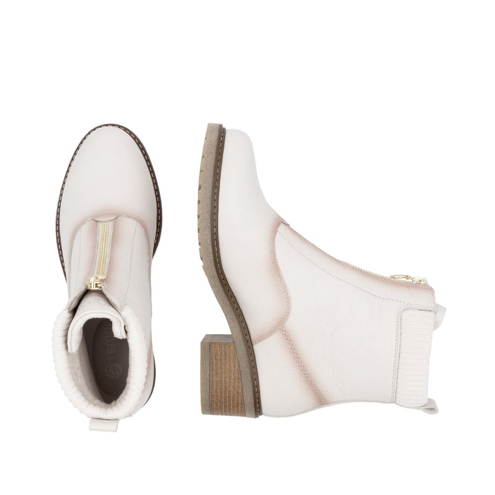 White remonte women´s ankle boots D1A80-80 with a zipper as well as a padded insole. Shoe from the top, lying.