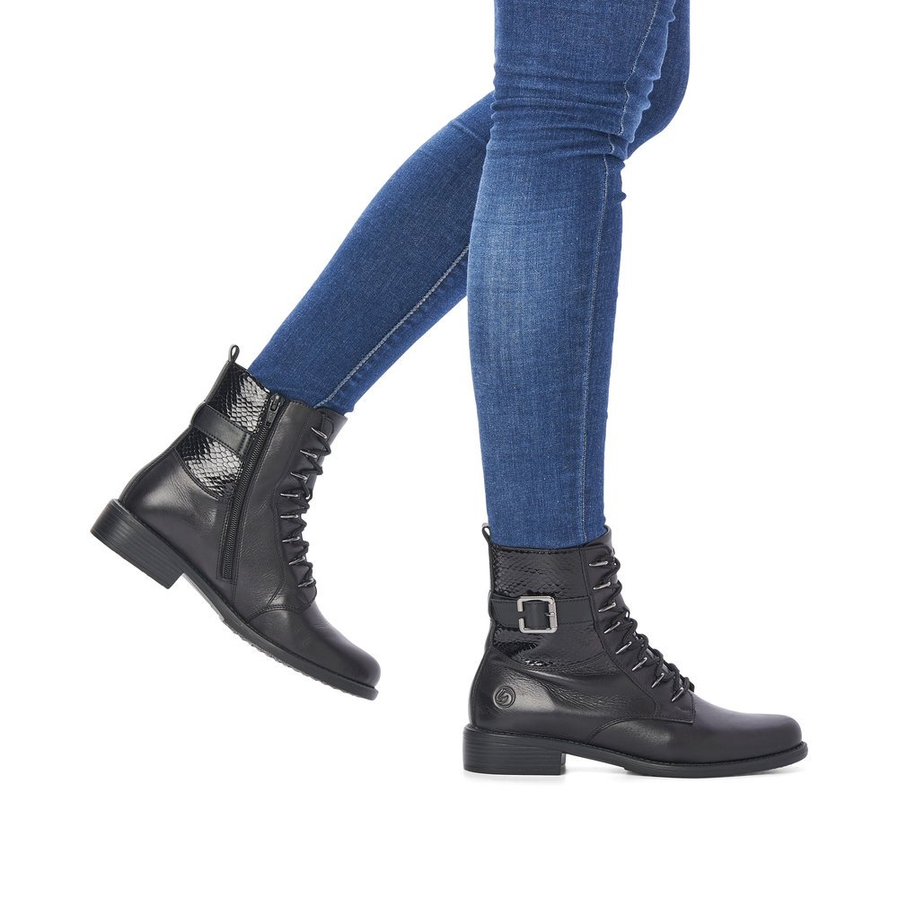 Bottes des motards remonte noires pour femme D0F72-01. Chaussure au pied.