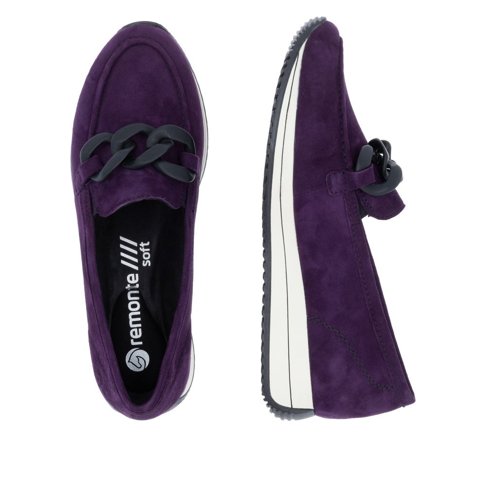 Aubergine-coloured remonte women´s loafers D0H10-30 with a chunky chain element. Shoe from the top, lying.