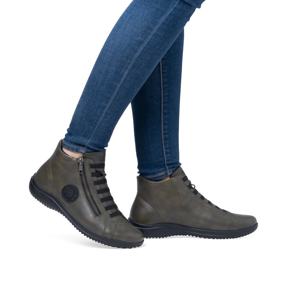 Chaussures à lacets remonte vertes pour femme D1E70-52 avec logo noir. Chaussure au pied.