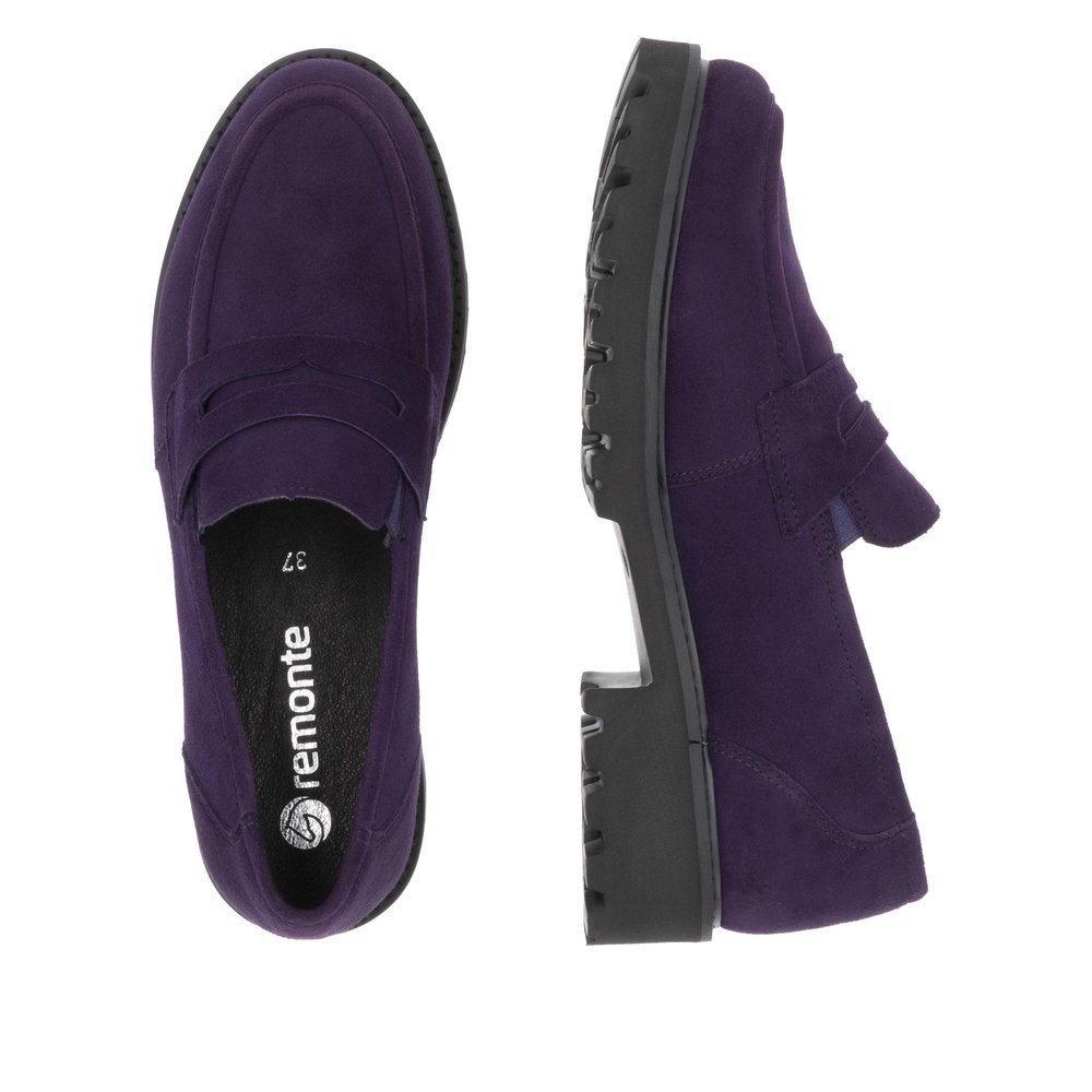 Auberginefarbene remonte Damen Loafer D8602-30 mit Gummizug sowie Komfortweite G. Schuh von oben, liegend.