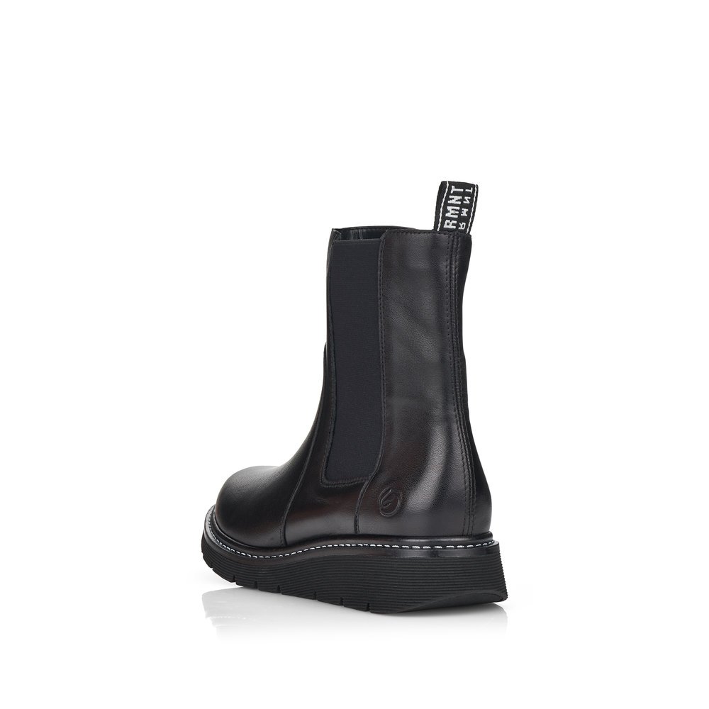 Black remonte women´s Chelsea boots D3970-01 with zipper as well as comfort width G. Shoe from the back.