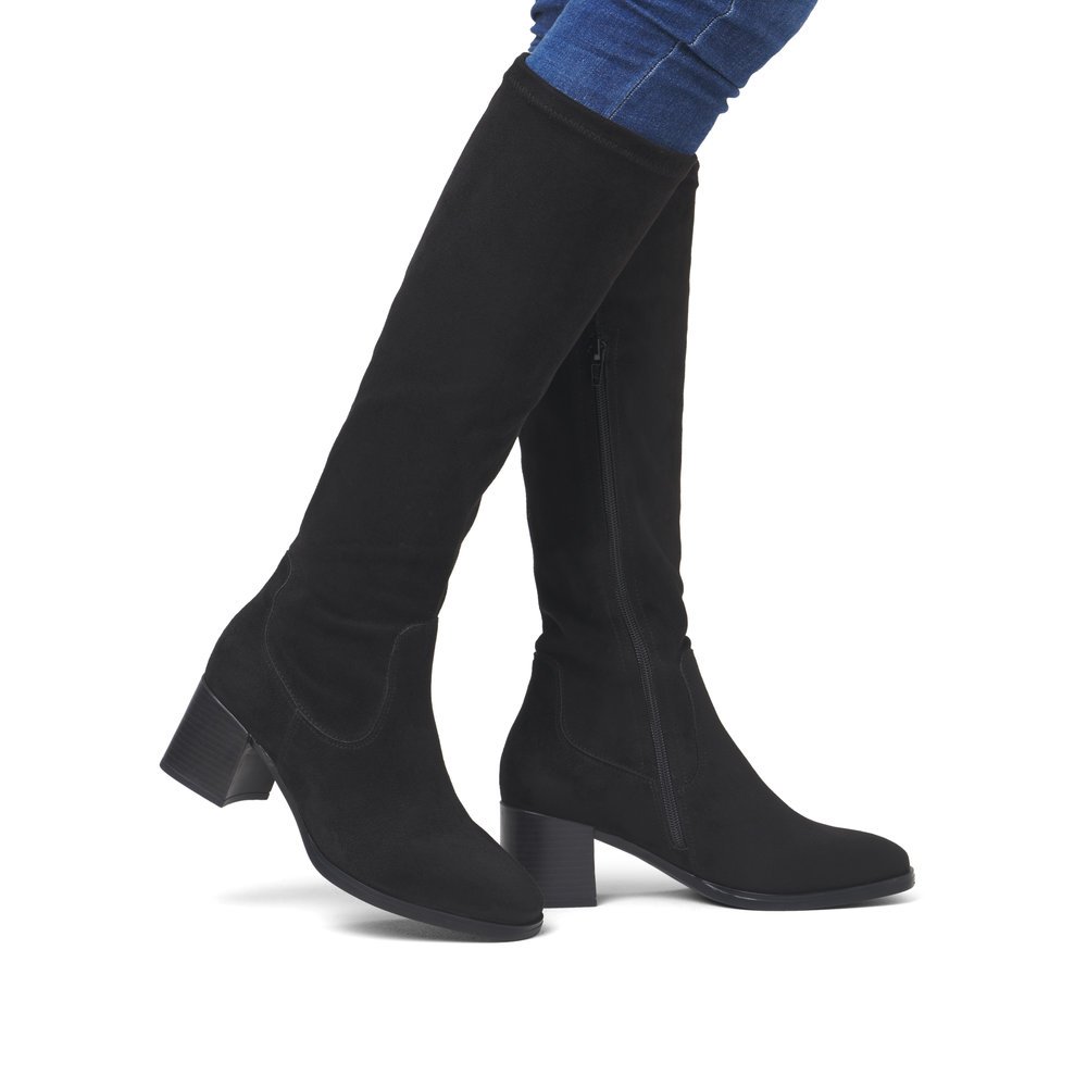 Black remonte women´s high boots D0V82-02 with a zipper as well as removable insole. Shoe on foot.