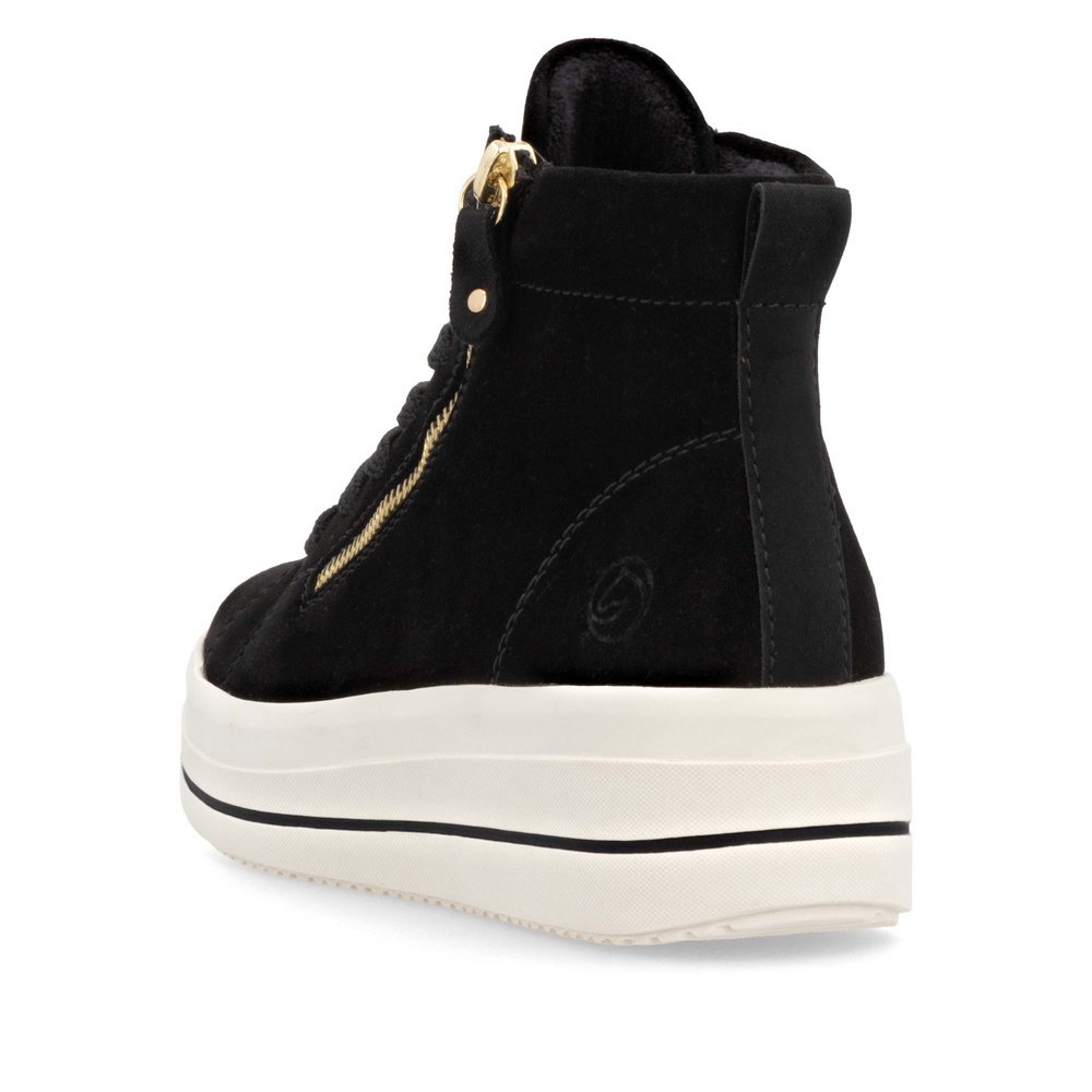 Jet black remonte women´s sneakers D1C70-02 with a chain element as well as zipper. Shoe from the back.