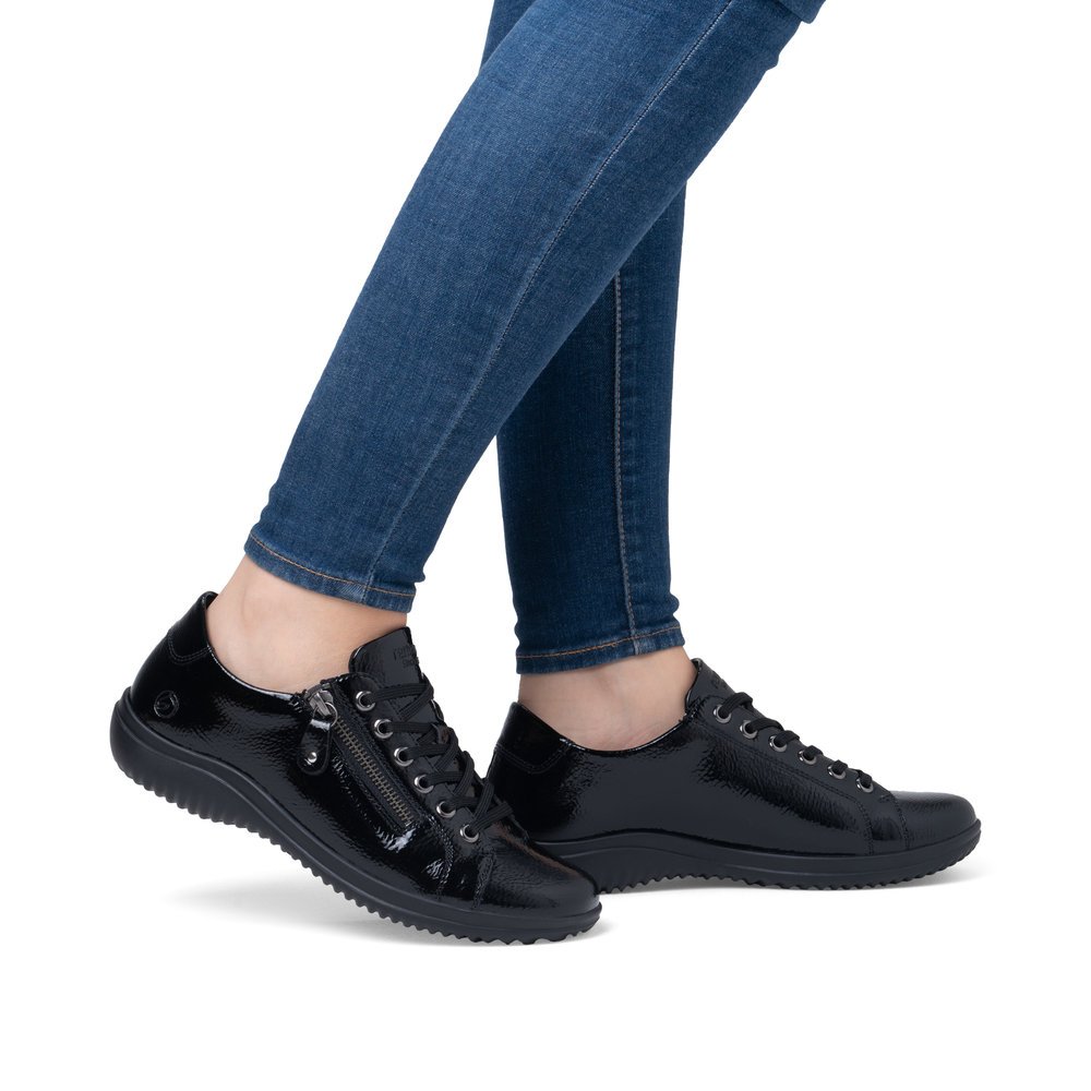 Black remonte women´s lace-up shoes D1E03-01 with zipper as well as comfort width G. Shoe on foot.