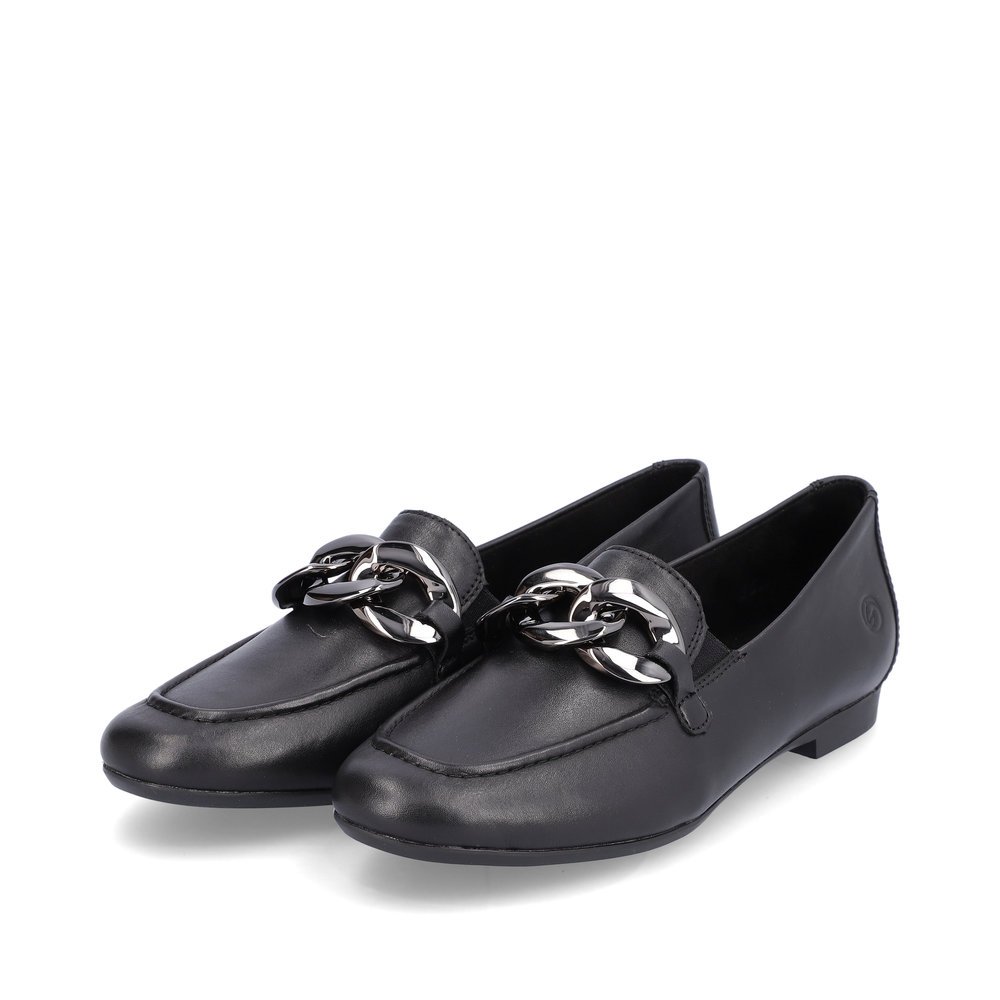 Schwarze remonte Damen Loafer D0K00-00 mit Elastikeinsatz sowie stylischer Kette. Schuhpaar seitlich schräg.