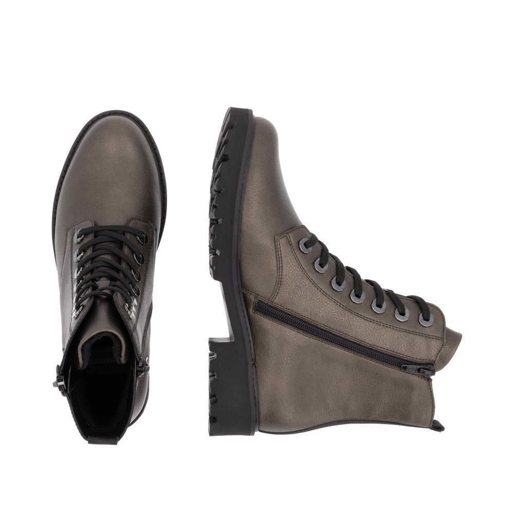 Metallic brown remonte women´s biker boots D8671-92 with a distinctive eyelets. Shoe from the top, lying.