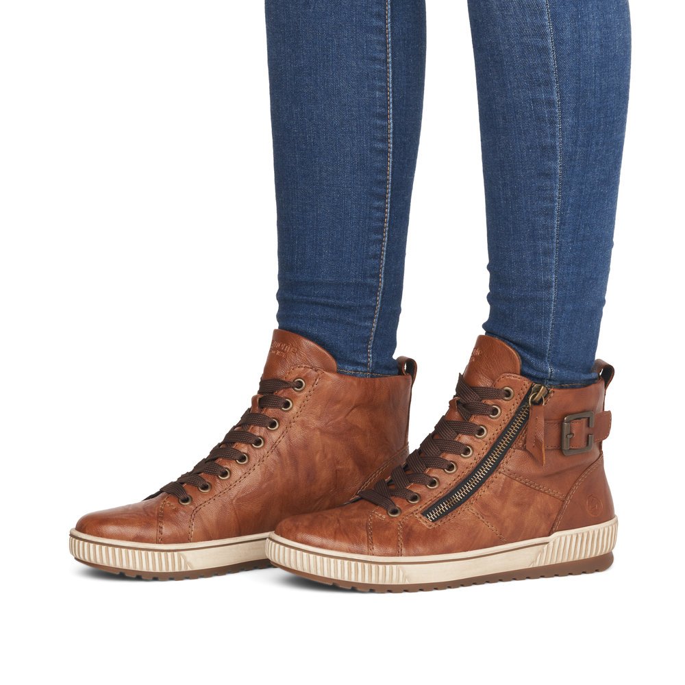 Bottes à lacets remonte marron pour femme D0777-22 avec boucle décorative. Chaussure au pied.