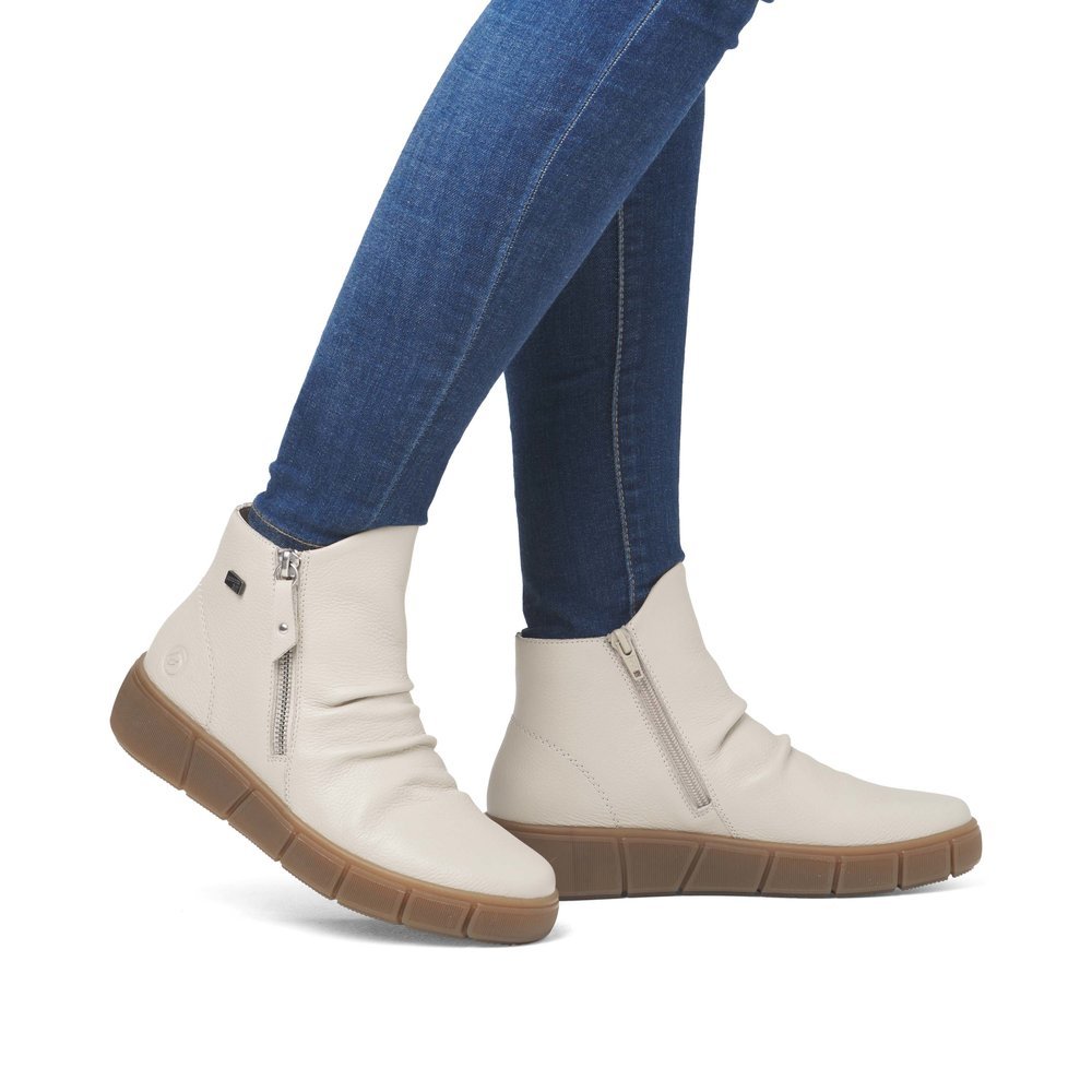 Cream beige remonte women´s ankle boots D1T73-60 with remonteTEX technology. Shoe on foot.