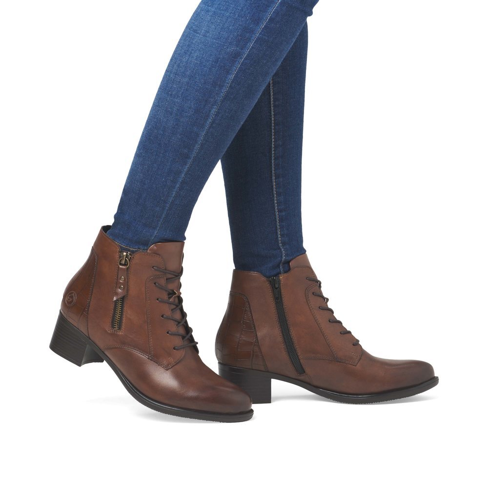 Brown remonte women´s ankle boots R5187-22 with zipper as well as removable insole. Shoe on foot.