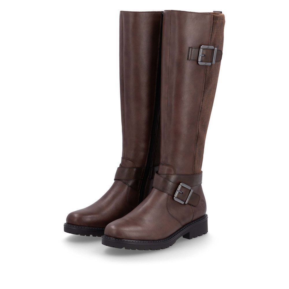 Braune remonte Hochschaftstiefel R6593-25 mit Zierschnallen sowie Reißverschluss. Schuhpaar seitlich schräg.