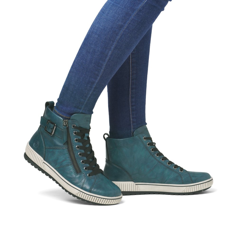 Teal remonte women´s lace-up boots D0777-12 with a decorative buckle. Shoe on foot.