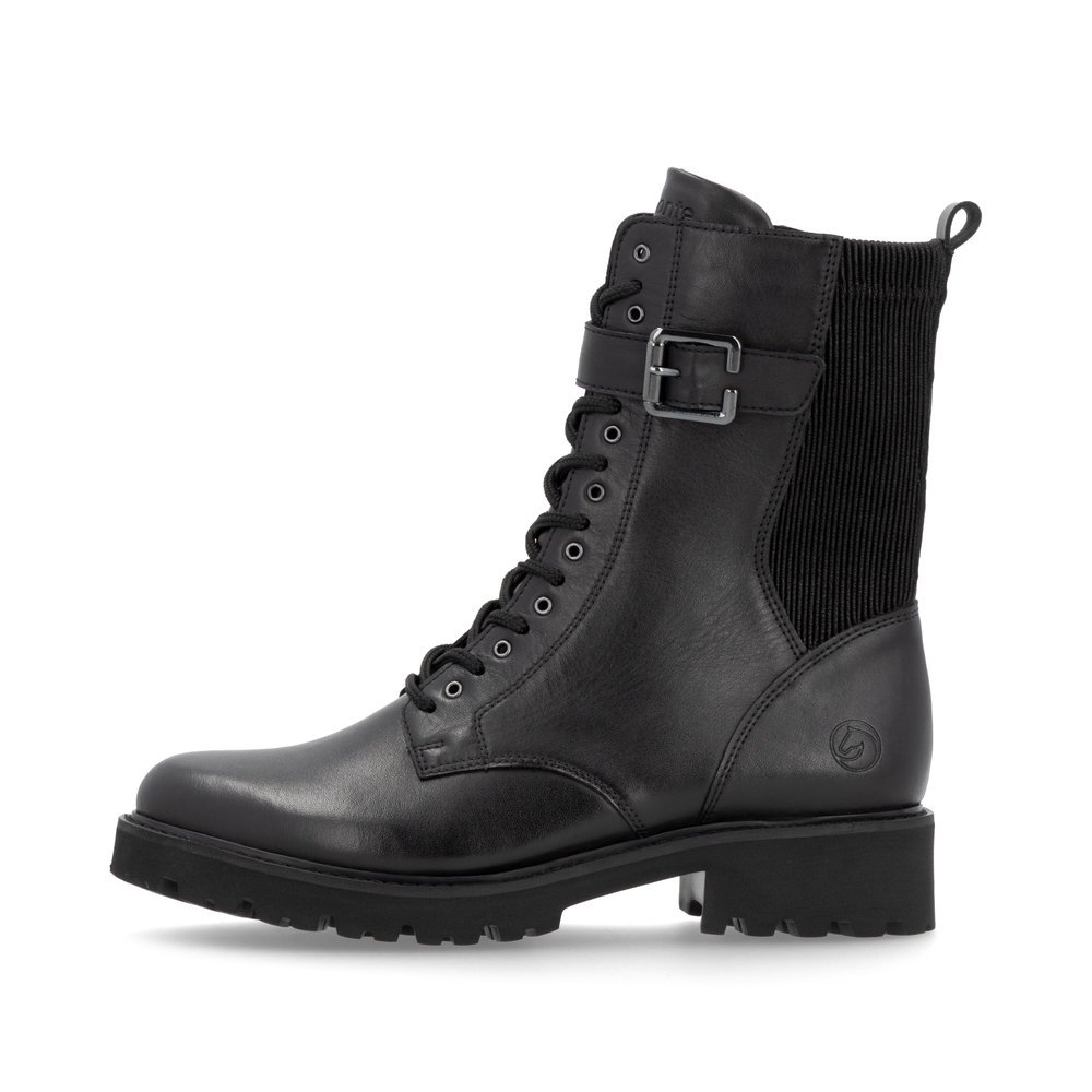 Black remonte women´s biker boots D8664-00 with decorative buckle as well as zipper. Outside of the shoe.