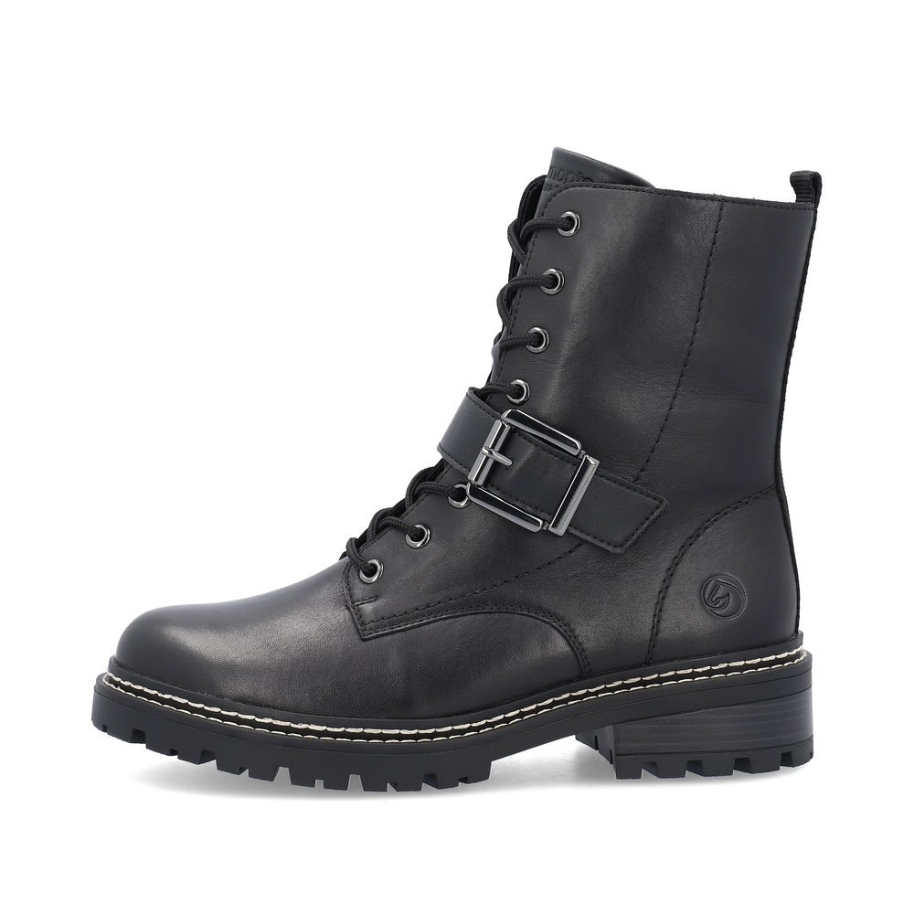 Night black remonte women´s biker boots D0B78-01 with strap with decorative buckle. Outside of the shoe.