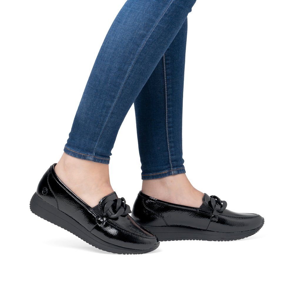 Glossy black remonte women´s loafers D0H10-00 with a chunky chain element. Shoe on foot.