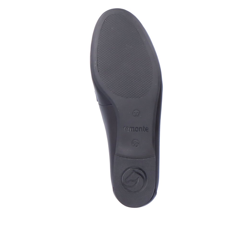 Jet black remonte women´s loafers D0K00-00 with a chunky chain element. Outsole of the shoe.