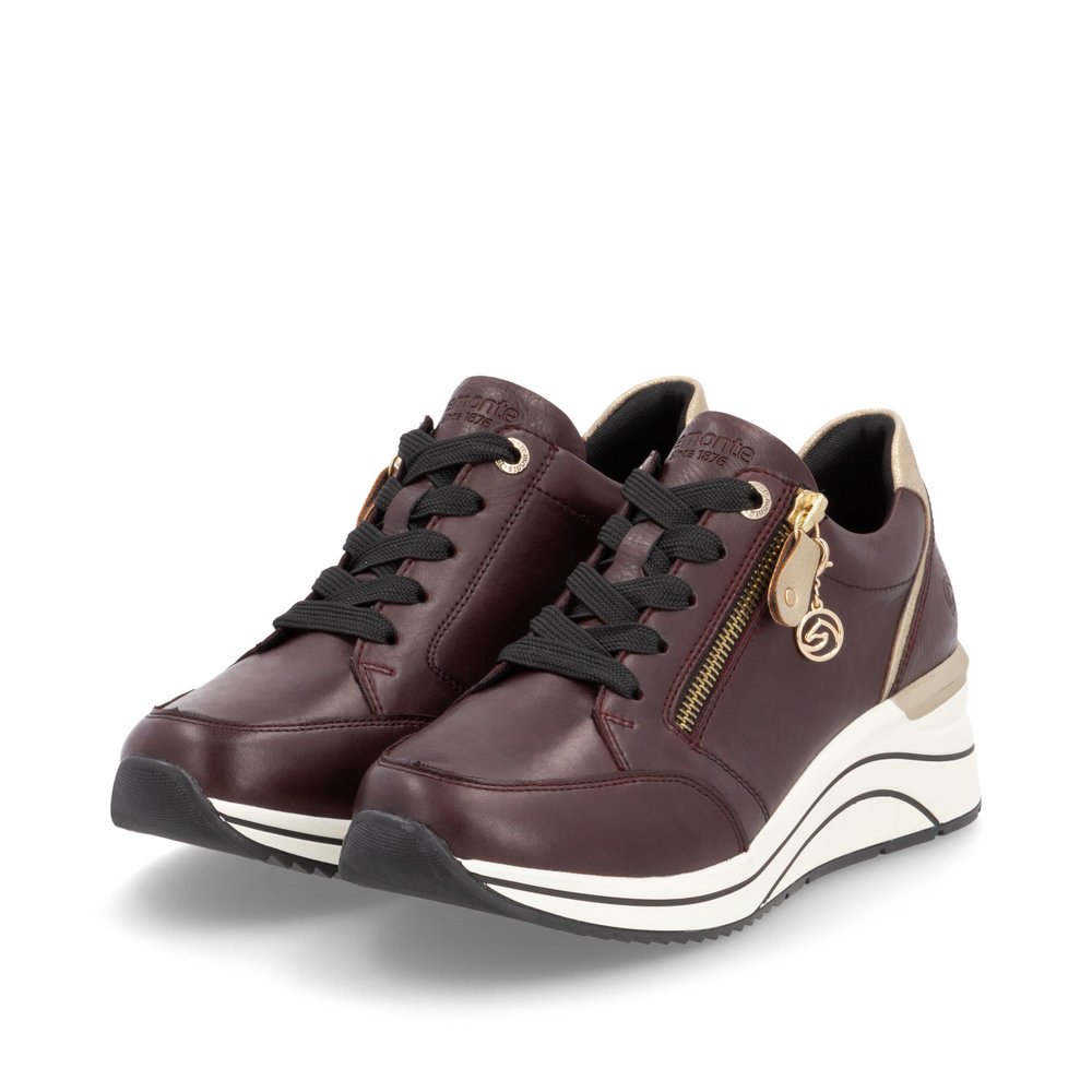 Maroon remonte women´s sneakers D0T03-35 with a remonte pendant as well as a zipper. Shoes laterally.