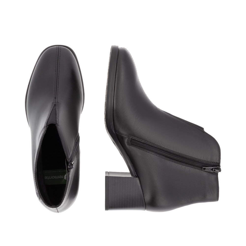 Black remonte women´s ankle boots D0V81-00 with zipper as well as removable insole. Shoe from the top, lying.