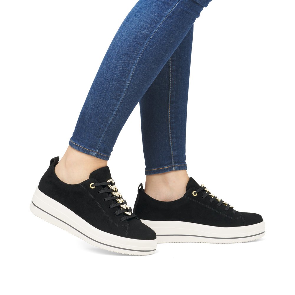 Jet black remonte women´s sneakers D1C03-02 with chain element as well as a zipper. Shoe on foot.