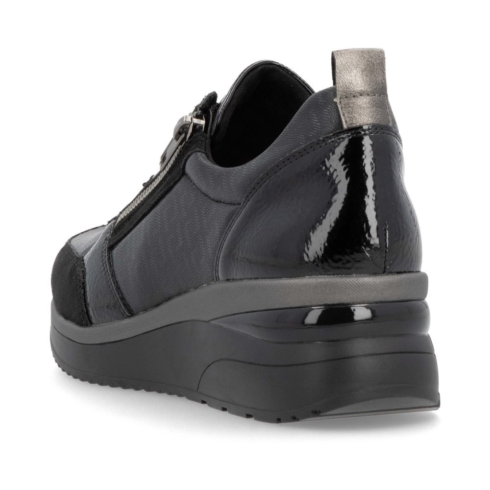 Black remonte women´s sneakers D2401-06 with a zipper as well as comfort width G. Shoe from the back.