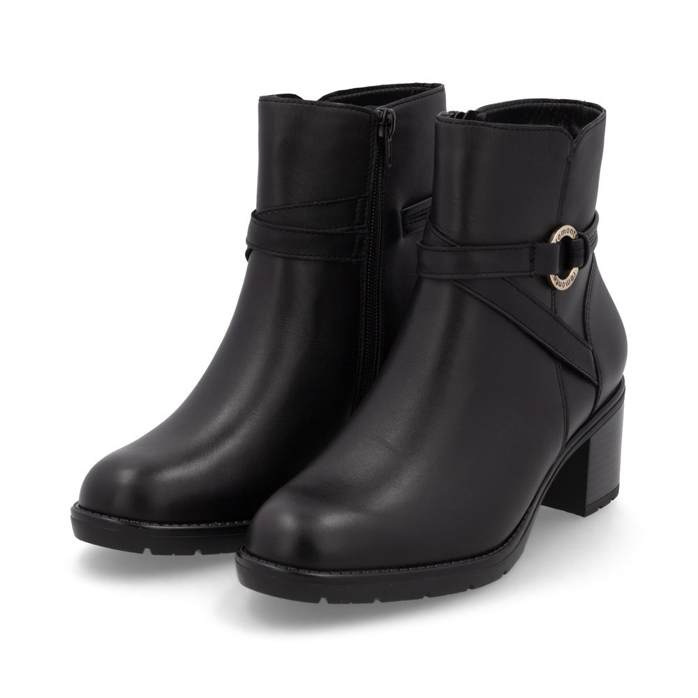 Jet black remonte women´s ankle boots D2A73-00 with a round decorative buckle. Shoes laterally.