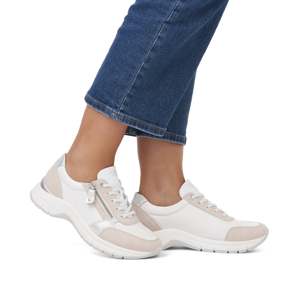 White remonte women´s sneakers D0G09-81 with a zipper and extra width H. Shoe on foot.
