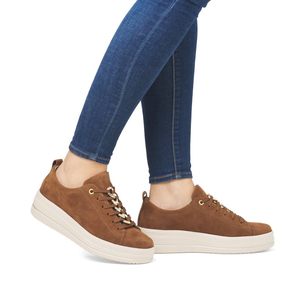 Brown remonte women´s sneakers D1C03-22 with a chain element as well as a zipper. Shoe on foot.