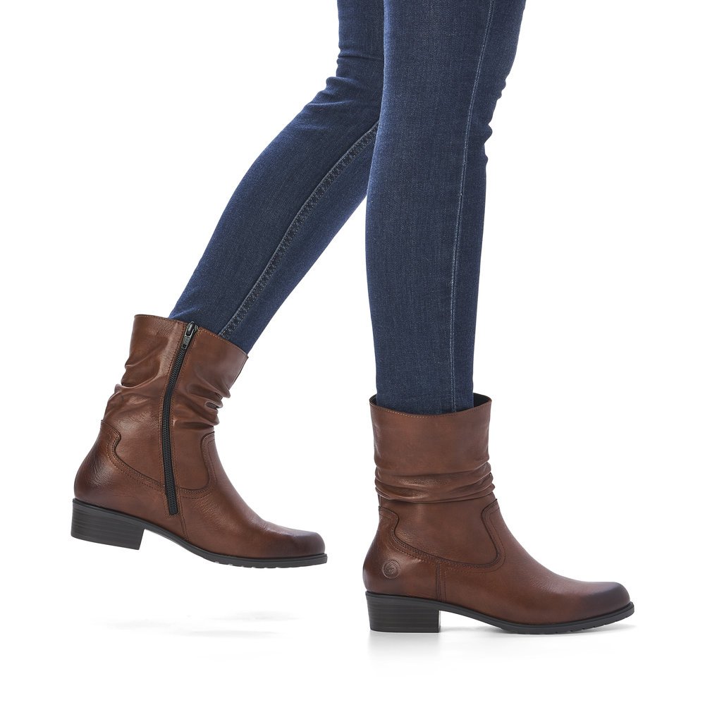 Bottines remonte marron pour femme D6886-22 avec aspect plissé. Chaussure au pied.