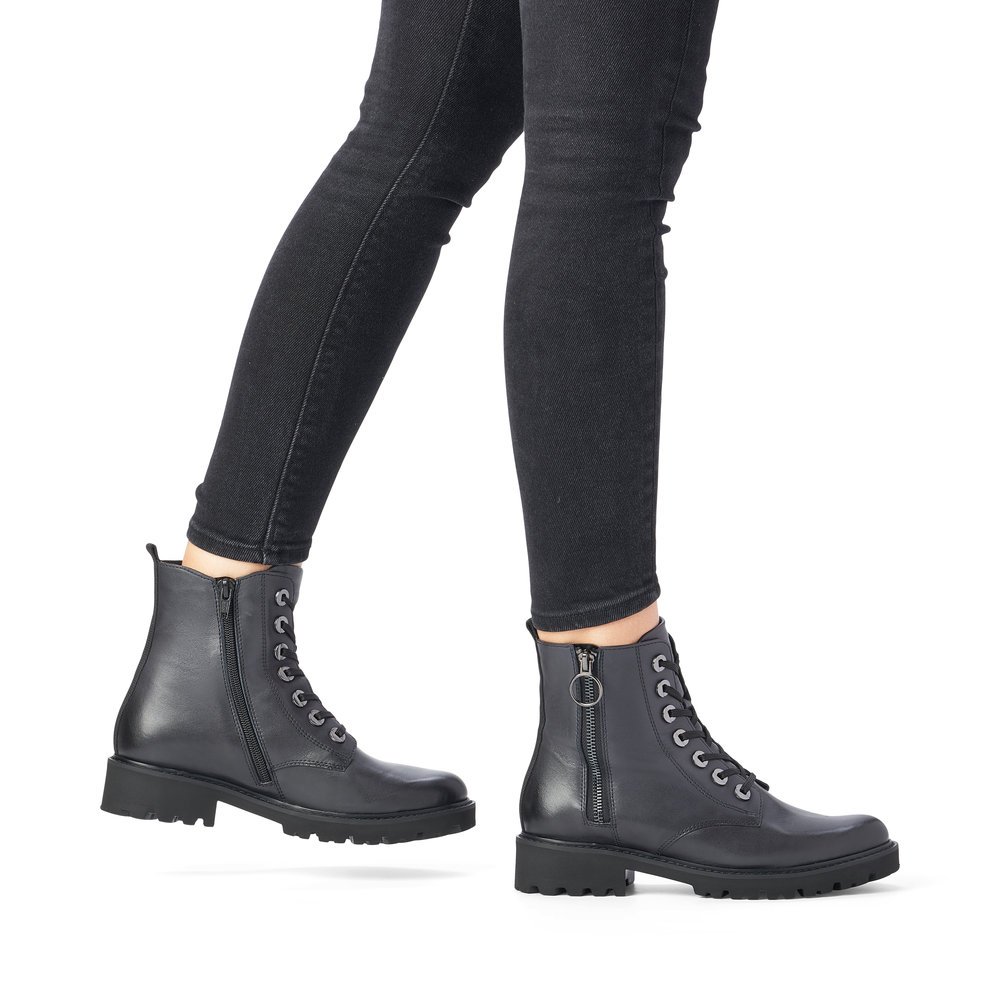 Blaue remonte Damen Biker Boots D8671-14 mit markanten Ösen sowie Reißverschluss. Schuh am Fuß.