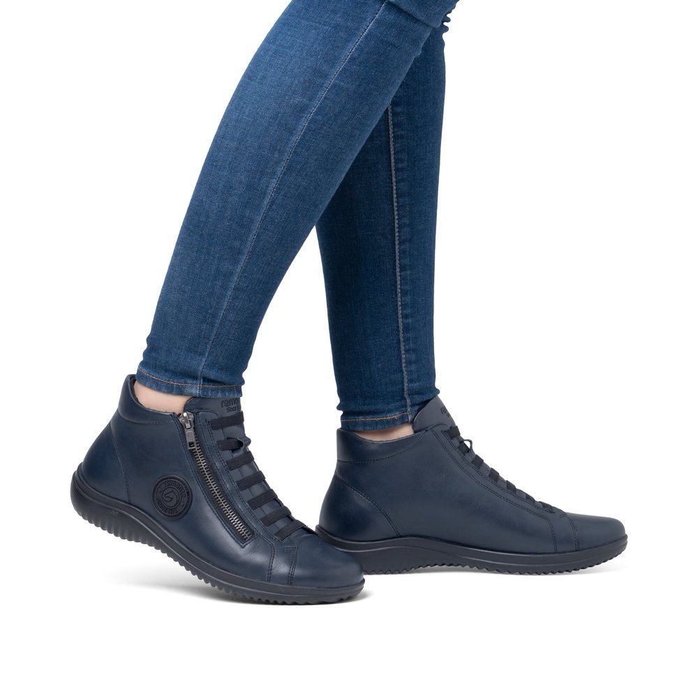 Blue remonte women´s lace-up shoes D1E70-14 with a black logo as well as a zipper. Shoe on foot.